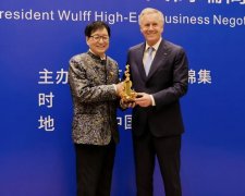 朱炳仁应邀与德国前总统文化交流，熔铜作品《情深和鸣》被收藏