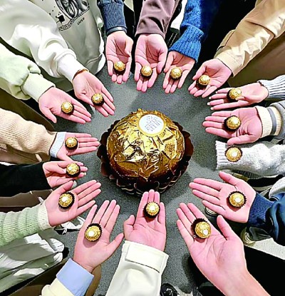 巧克力石墩“费力挪”缘何出圈？