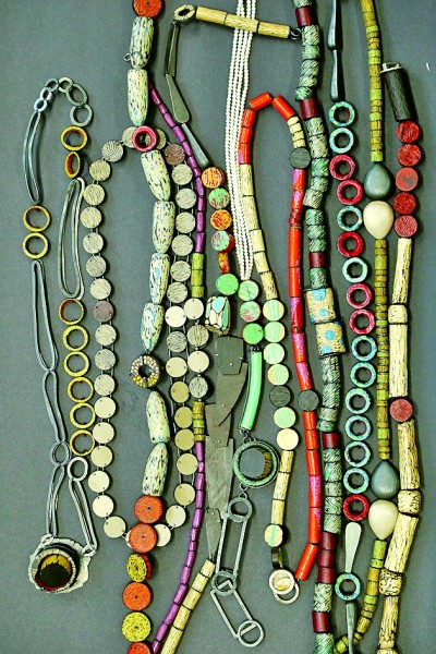 大漆髹巧饰 古艺焕新辉——传统漆艺在当代首饰设计中的应用