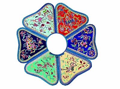 肩头落“彩云”