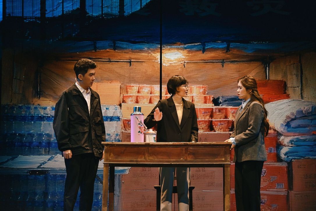 西南民族大学廉洁文化“大思政课”情景剧《红叶映初心》上演