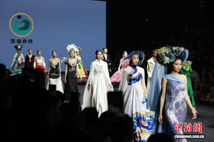 楚雄彝绣：从“云南名片”迈向“世界语言”