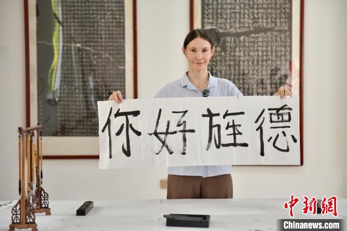 留学生在旌德变身“制墨学徒” 助千年徽墨香飘海外