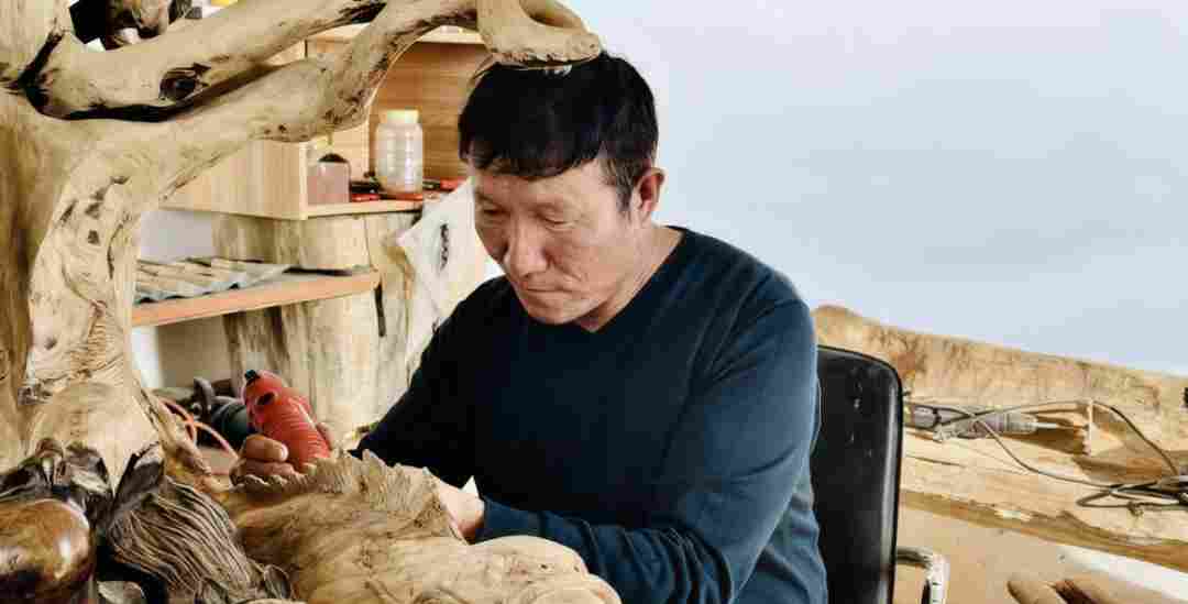 他用20年，把枯根变成“会说话”的传家宝