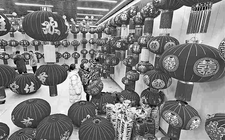 赶制宫灯迎佳节