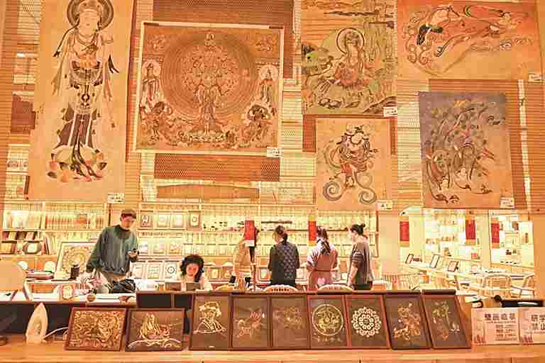 将流散的敦煌丝绸“采”回家