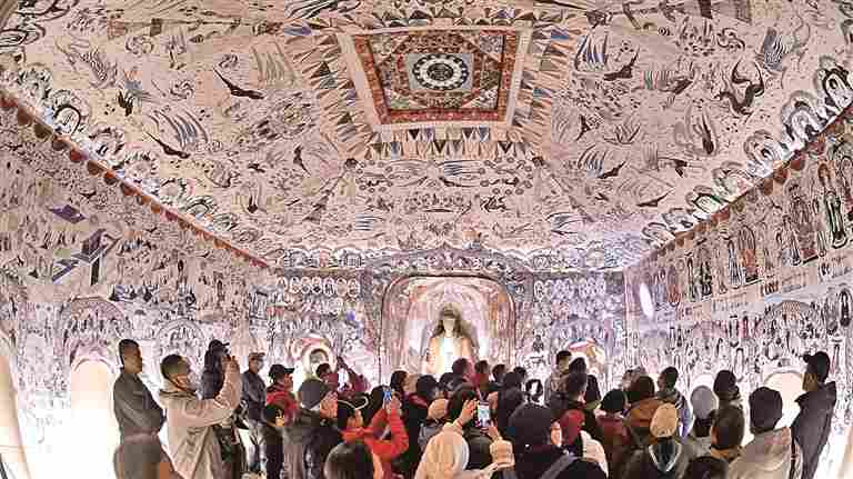 将流散的敦煌丝绸“采”回家