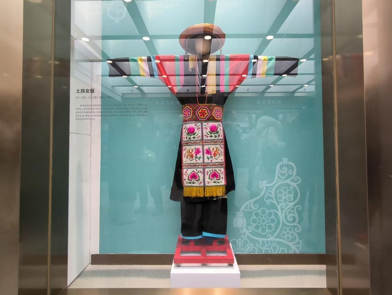 民族文化宫馆藏亮相北京站，“文博+交通”装点候车时光