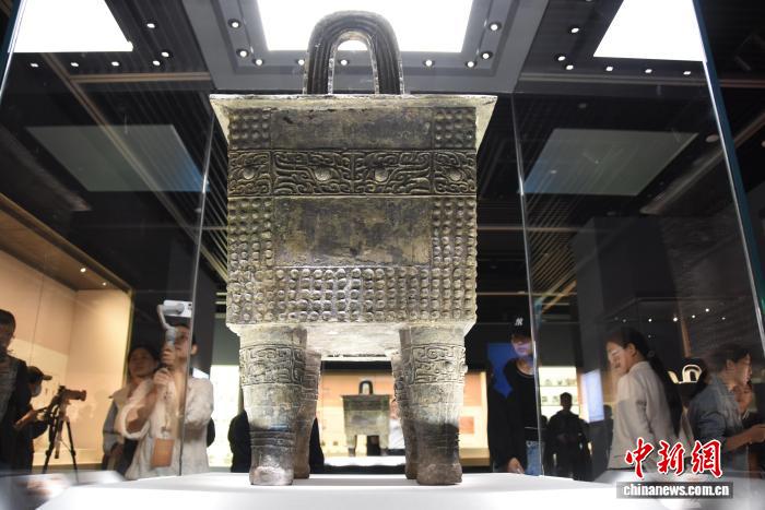 商代早期最大青铜器杜岭一号方鼎回河南郑州“省亲”