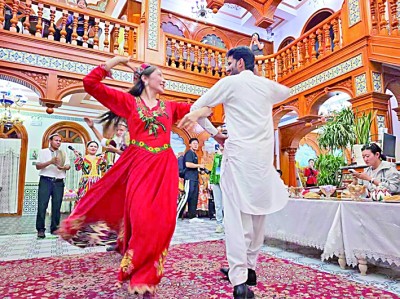 【砥砺奋进七十载 天山南北谱华章】在新疆，一路风景一路歌