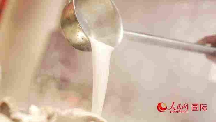 熬制中的徐州羊汤。人民网记者 苏缨翔摄