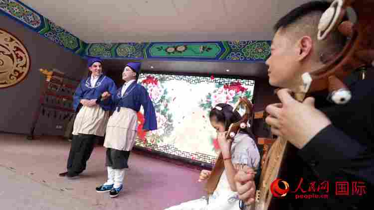 人民网外籍专家湖长明体验柳琴戏。人民网记者 苏缨翔摄