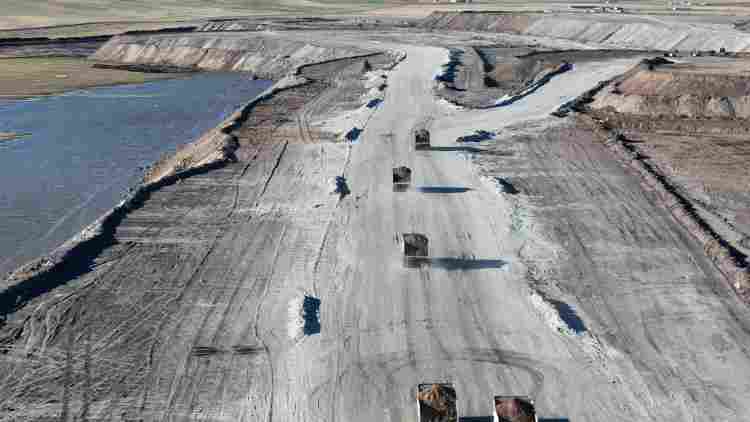 徐工无人电动矿卡行驶在内蒙古华能伊敏露天矿区。受访对象供图