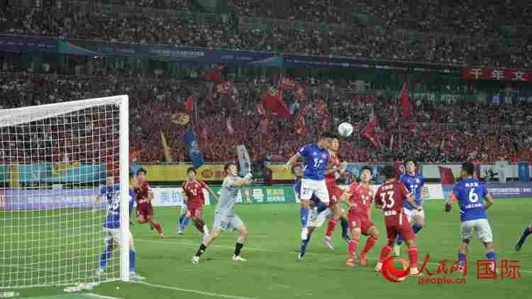 “苏超”比赛现场。人民网记者 余乐摄