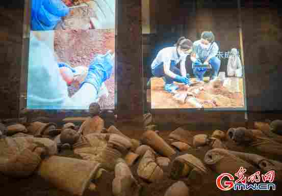 组图｜这家博物馆，用3D Mapping把古墓壁画“请出来”