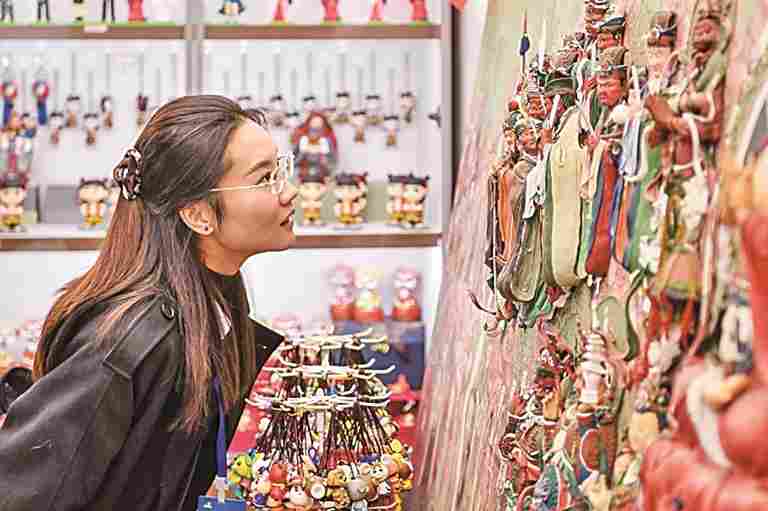 全国乡村工匠超13万人，带动乡村500多万人就业增收——老手艺成就“新饭碗”