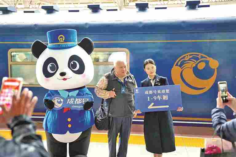 坐着火车游中国：在移动的风景里安个家