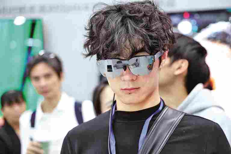 曾经的科技潮玩 如今的贴身伙伴——智能穿戴设备正与年轻人的生活更深绑定