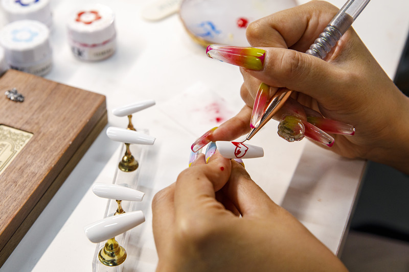 新春走基层丨方寸甲片闯世界 手工穿戴甲“出海”记