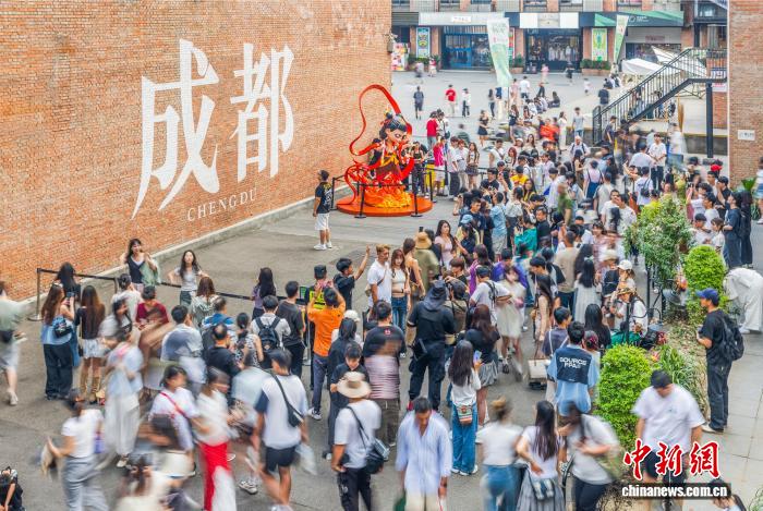 （新春走基层）当“city walk”遇见成都 外籍人士沉浸式感受“安逸生活”