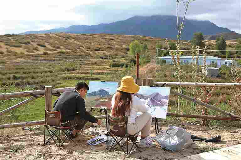 新疆昌吉州吉木萨尔县新地乡小分子村：丹青焕彩，村民执笔绘振兴