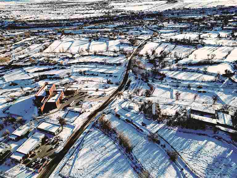 新疆昌吉州吉木萨尔县新地乡小分子村：丹青焕彩，村民执笔绘振兴