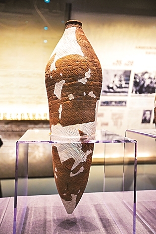 【晒晒咱的镇馆之宝㊼】小口尖底瓶：仰韶先民智慧的结晶